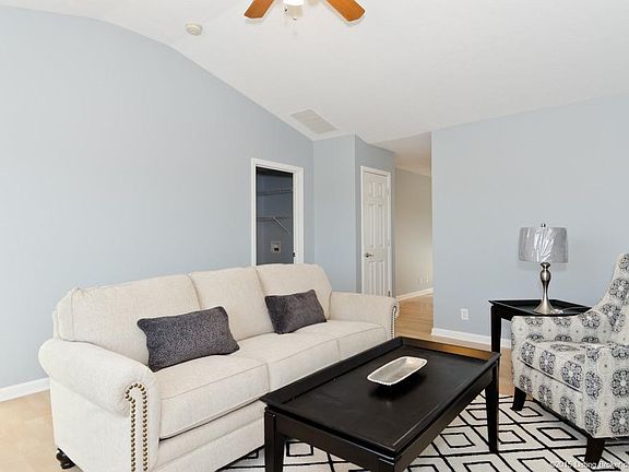 4th image of 900 Twin Oaks Dr