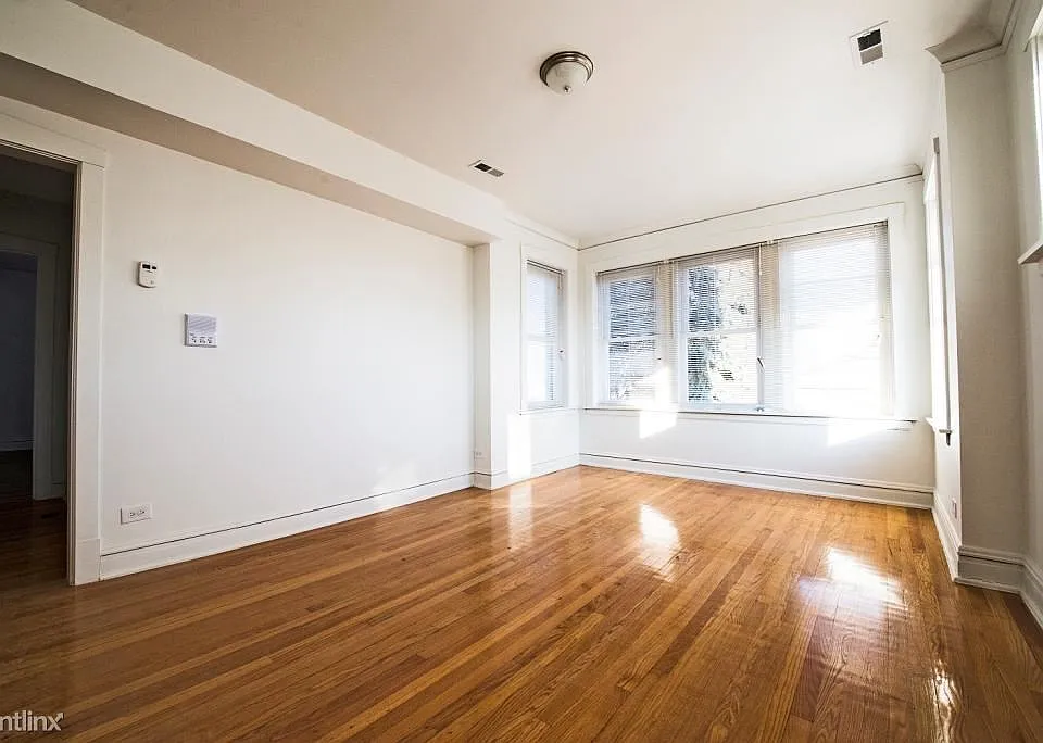 2100 N Kildare Apartments Chicago Living Room_2