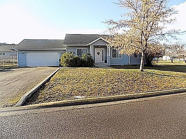 1st image of 902 10th Ave E