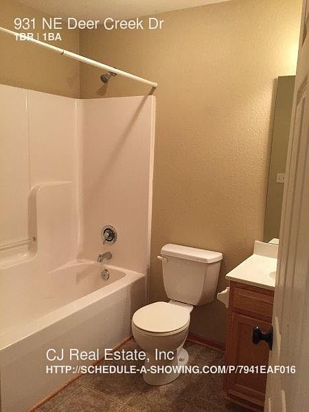 2nd image of 931 NE Deer Creek Dr