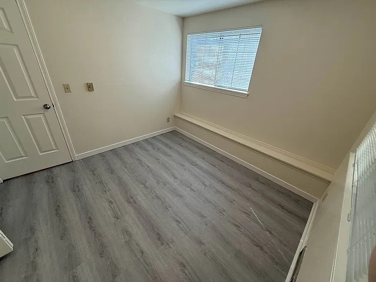 4054 NE 55th St #101 — Photo 12