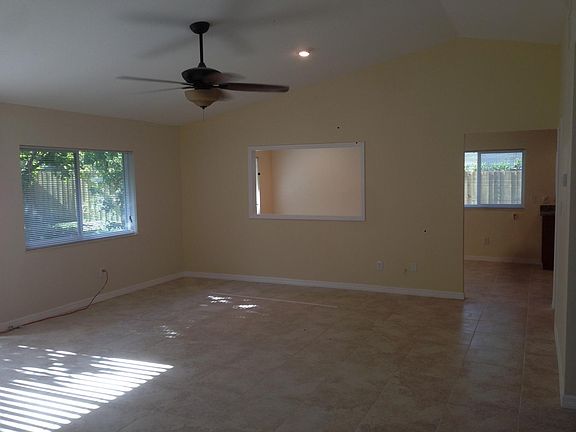 5th image of 140 Holderness Dr