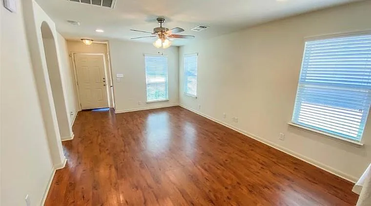 915 Alamo Plaza Dr — Photo 2