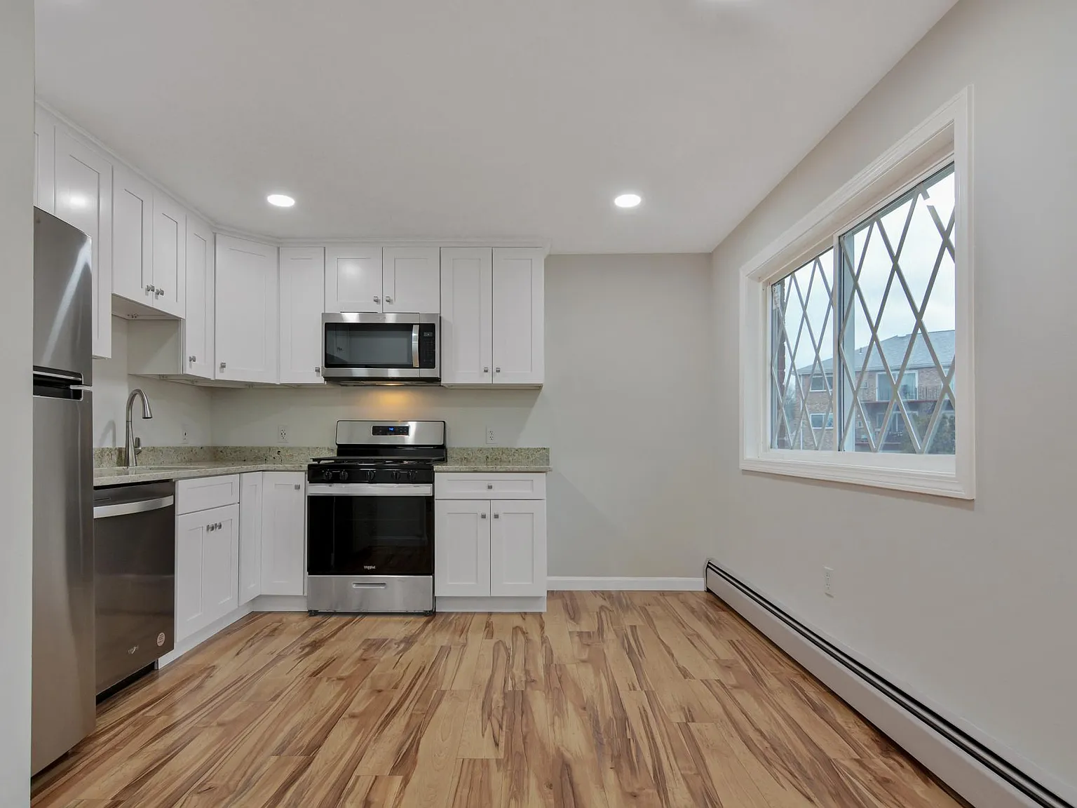 2 bed, 850 sqft, $2,300 — Photo 3