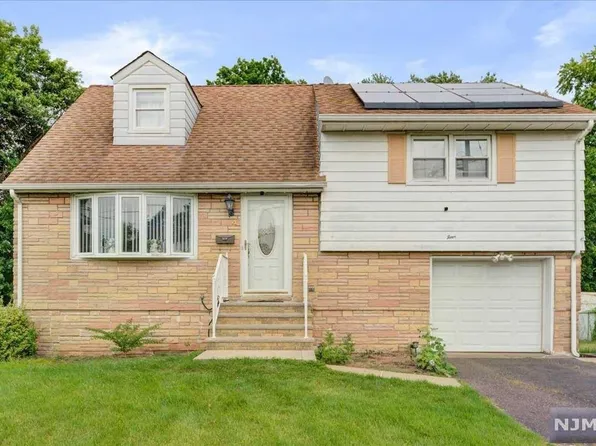 4 Cedar Dr, Rochelle Park, NJ 07662