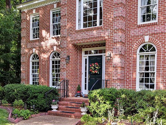 5th image of 324 Yorkshire Dr