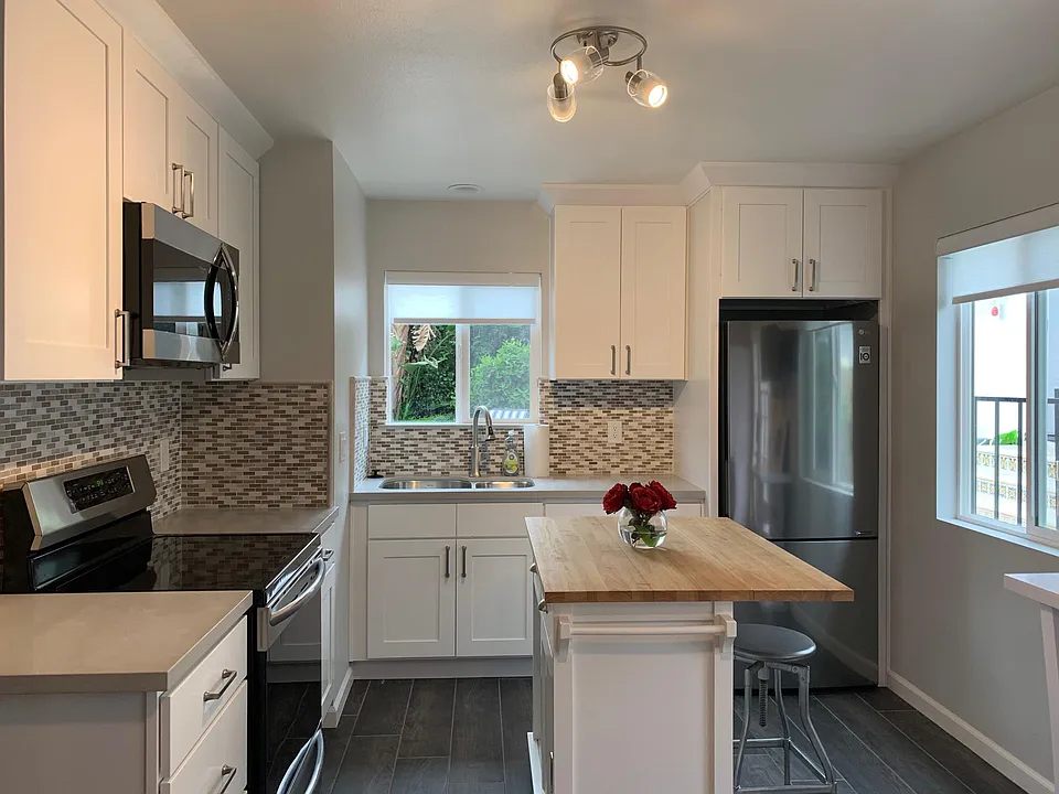 1/2 Beverly Dr