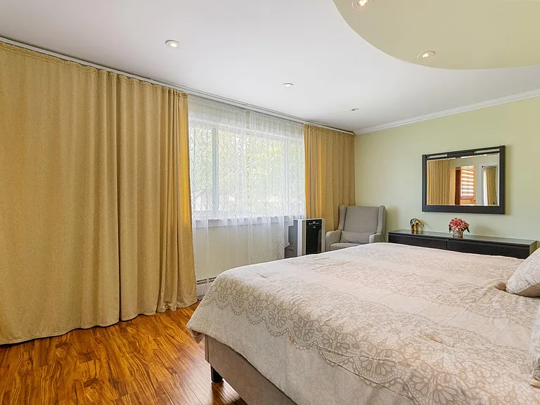 Laurene Dr — Photo 24