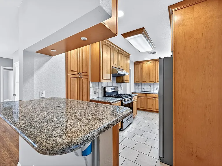 4913 Premiere Ave — Photo 12