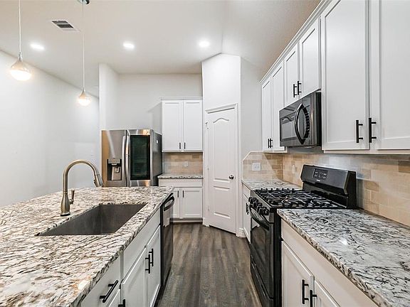 3rd image of 3327 Meadknoll Ln