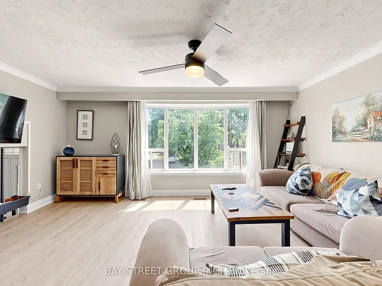55 Baybrook Cres — Photo 4