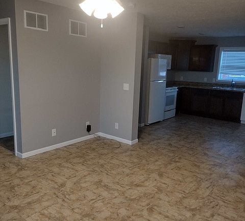 4th image of 915 N Riverside Dr #1