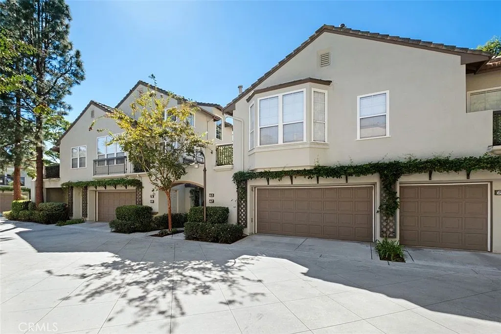 2 bed, 1170 sqft, $5,200 — Photo 2
