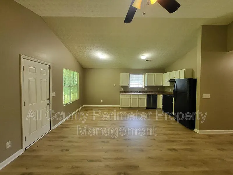 3 bed, 2.0 bath, 1242 sqft, $1,695 — Photo 4