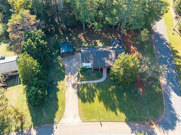 2nd image of 303 Old Farm Rd