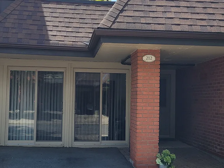 895 Maple Ave #212 — Photo 2