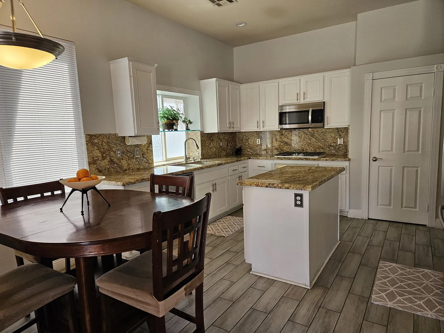 3 bed, 1938 sqft, $3,200 — Photo 2