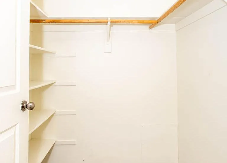 Parkway Apartments — Photo 10