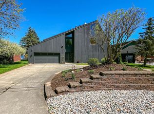 935 Stratton Dr, Waterford, MI 48328