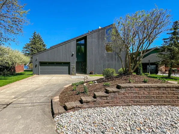935 Stratton Dr, Waterford, MI 48328