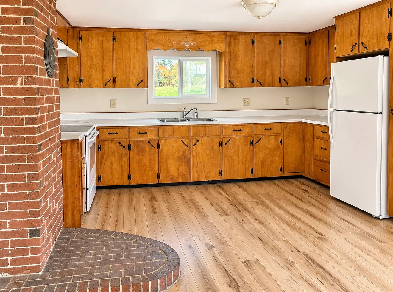 3 bed, 1184 sqft, $2,200 — Photo 2