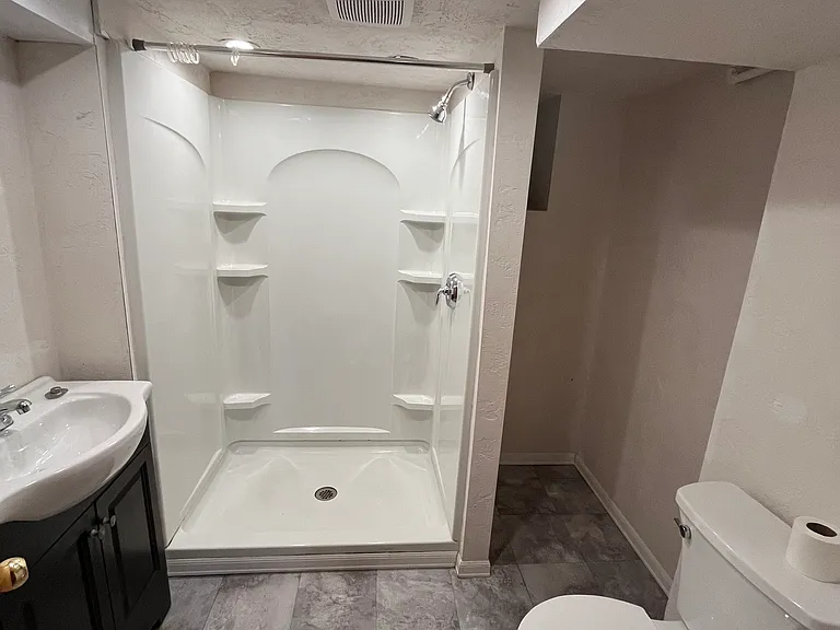 Full bathroom (basement)