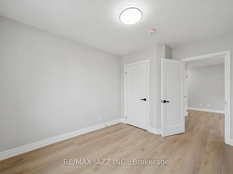 251 Simcoe St S #204 — Photo 11