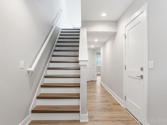 3rd image of 105 Kewatin Ct