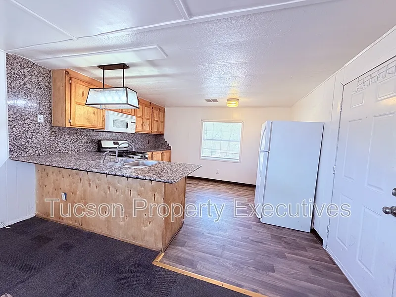 3 bed, 1.0 bath, 950 sqft, $1,300 — Photo 2