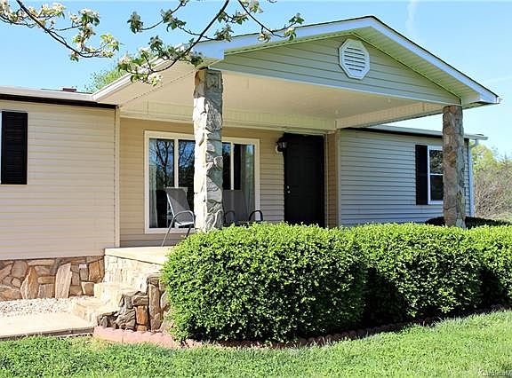 2nd image of 2421 Pinnacle Dr