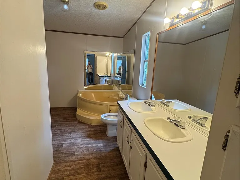 15240 Paradise Ct — Photo 11