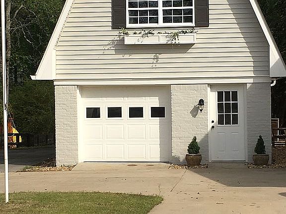 Detached Garage w/bonus room