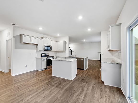 4th image of 159 Scotsway Ct