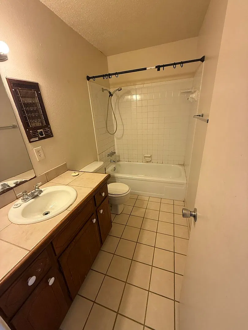 Charleston Apts — Photo 4