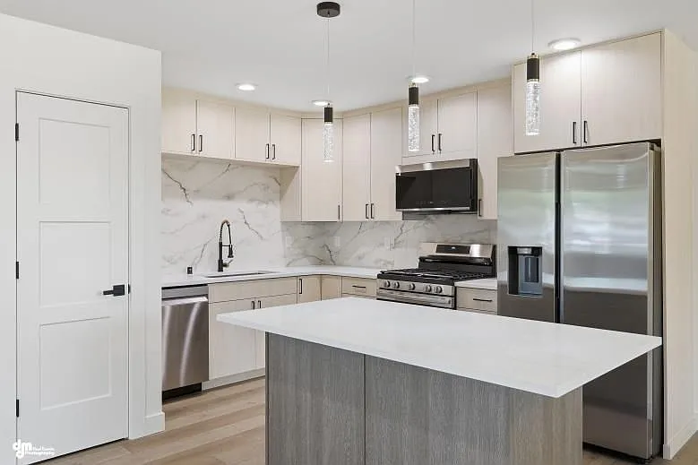 3 bed, 2.5 bath, 1588 sqft, $2,600 — Photo 3