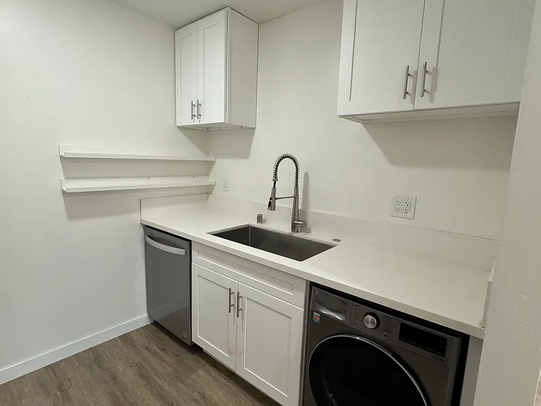 2490 Etiwanda St #E — Photo 8