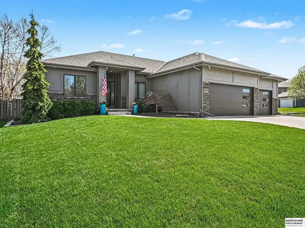 19819 Marcy St, Elkhorn, NE 68022