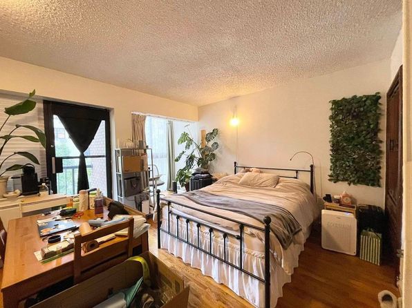 343 W 51st St APT 4A