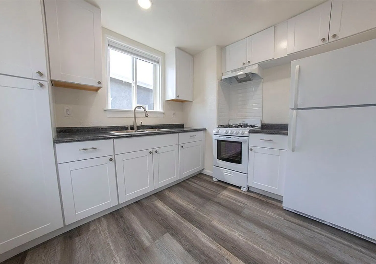 Point Loma Studio - Just Remodeled - Freshly Painted, New Kitchen, New Flooring, New Bathroom, 1 ... — Photo 2