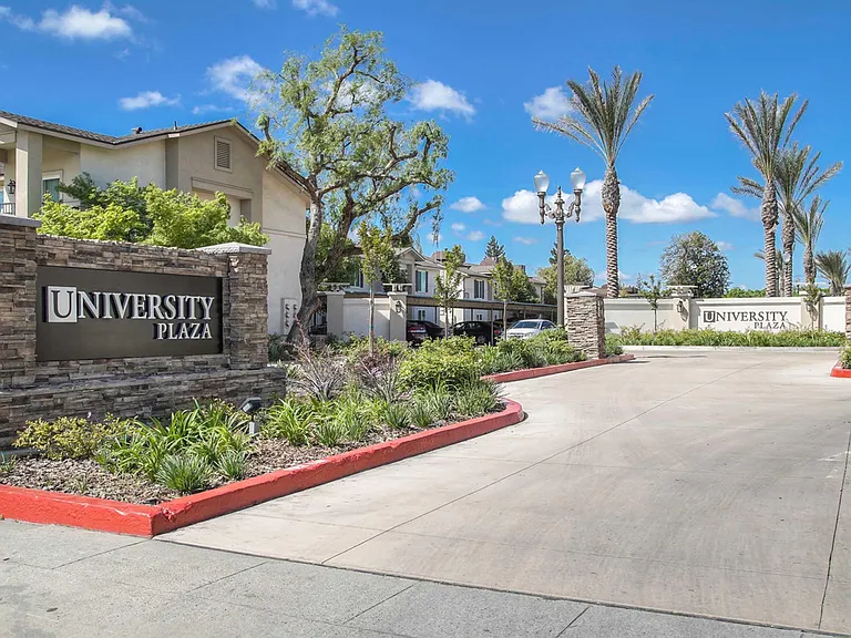 University Plaza — Photo 11