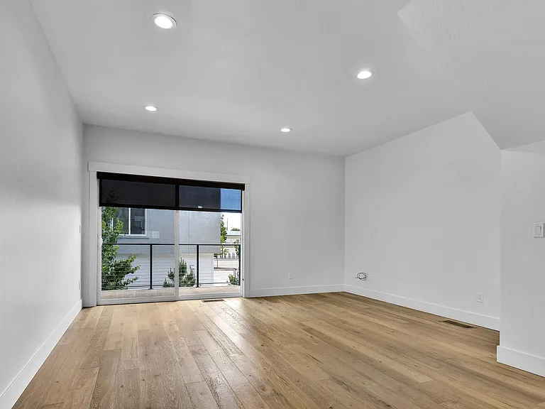 Carlsbad Crossing Townhomes - Attached Garage! — Photo 7