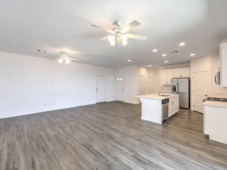 1535 Franklin Ln — Photo 8