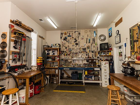 5th image of 120 Shavender Dr