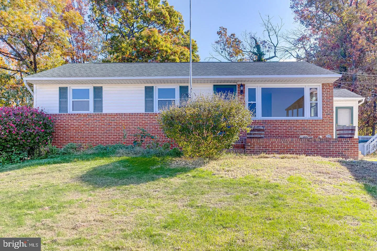 3 bed, 1.0 bath, 1190 sqft, $2,300 — Photo 1