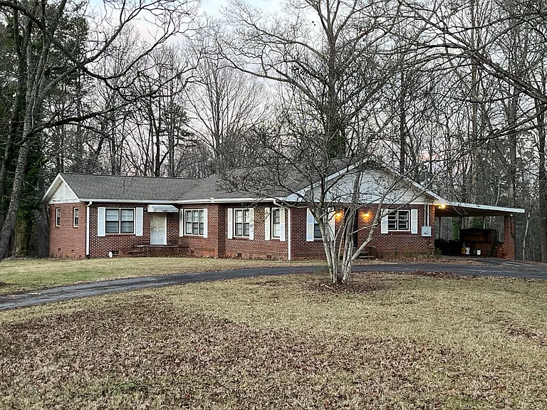 187 E Walnut St — Photo 1