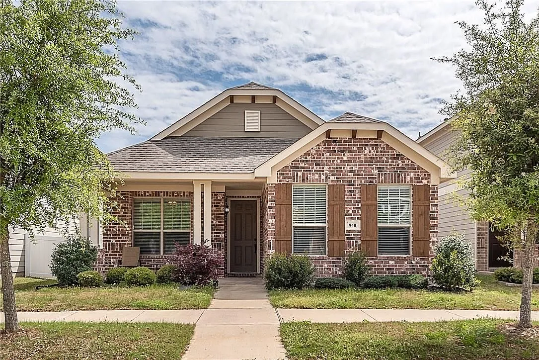 3 bed, 2.0 bath, 1646 sqft, $2,200 — Photo 1
