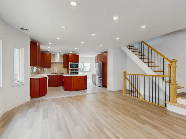 3912 Lyme Avenue image 9 of 23