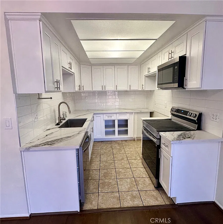 3 bed, 2.5 bath, 1333 sqft, $3,800 — Photo 4