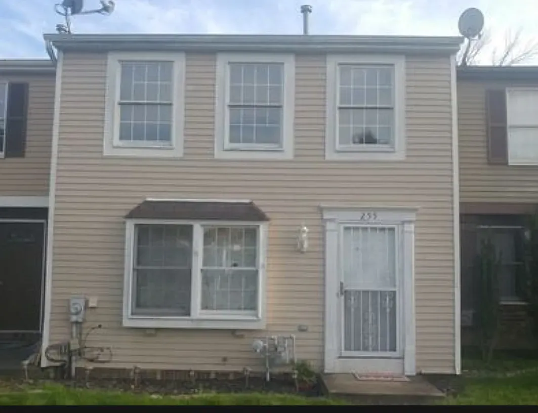 3 bed, 1300 sqft, $1,925 — Photo 1
