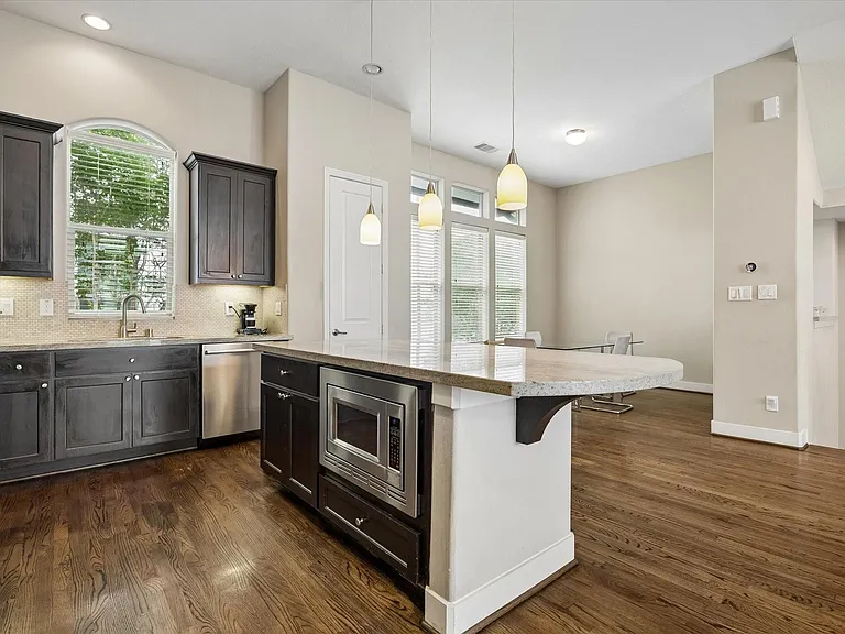 4220 Dickson St — Photo 12